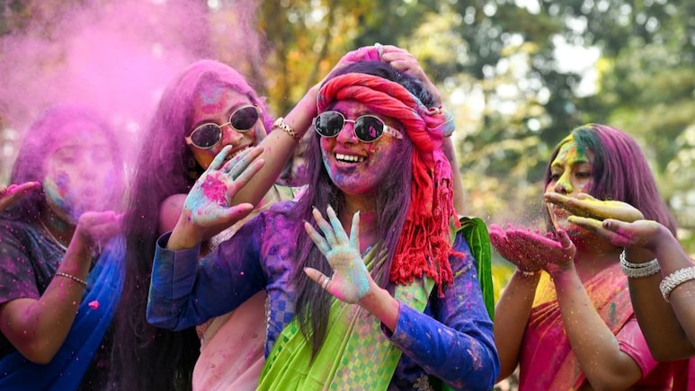 होली के ट्रेंड्स पर AI का असर, अब कंटेंट नहीं, कंटेंट बनाने का प्रॉम्ट सर्च कर रहे यूजर