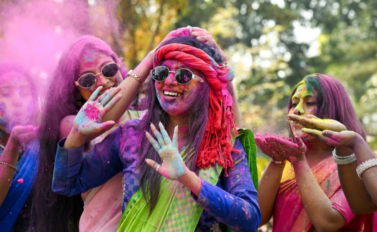 होली के ट्रेंड्स पर AI का असर, अब कंटेंट नहीं, कंटेंट बनाने का प्रॉम्ट सर्च कर रहे यूजर