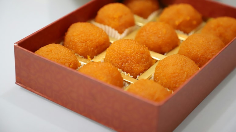 प्लेट में लड्डू रखकर मां ने ChatGPT से पूछा ऐसा सवाल, स्मार्ट ट्रिक से सब हैरान, बोले- AI का सही इस्तेमाल!