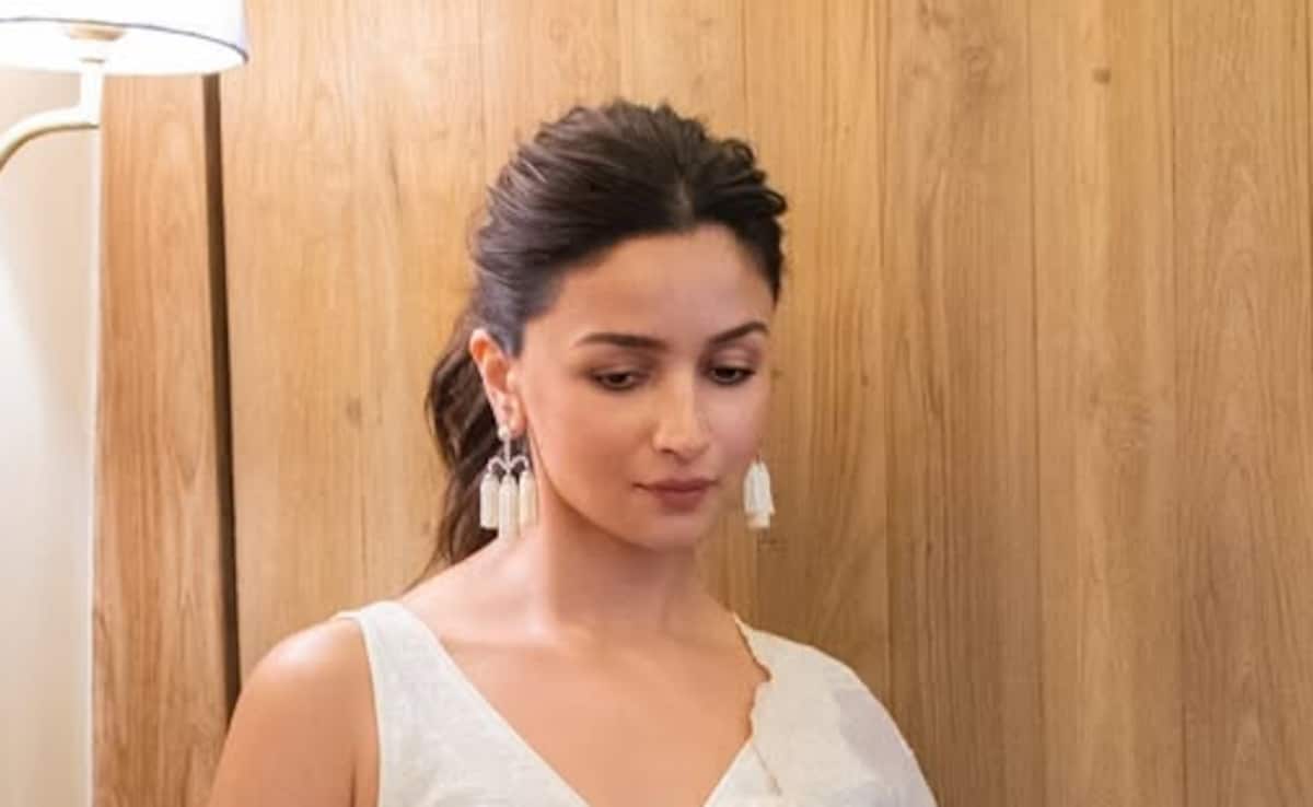 आलिया भट्ट का ग्लैमरस लुक, ट्रेंडी व्हाइट सूट से लें स्टाइल इंस्पिरेशन