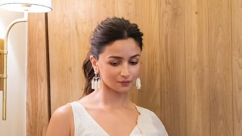 आलिया भट्ट का ग्लैमरस लुक, ट्रेंडी व्हाइट सूट से लें स्टाइल इंस्पिरेशन