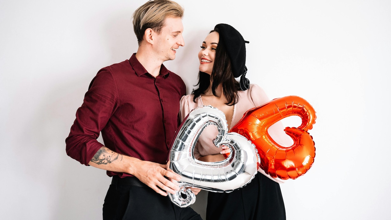 Bring romantic gifts under ₹1,000 on kiss day with heartfelt wishes for your wife and girlfriend