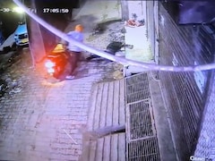 दिल्‍ली में इंसानियत हुई शर्मसार, मदद नहीं की, दर्द से तड़पते शख्‍स की जेब से मोबाइल ले उड़े लड़के