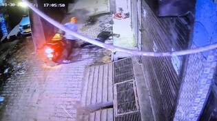 दिल्&zwj;ली में इंसानियत हुई शर्मसार, दर्द से तड़पते शख्&zwj;स की जेब से मोबाइल ले उड़े लड़के