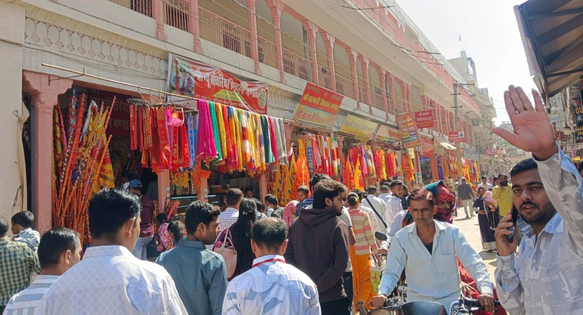 खाटूश्याम में दुकाने सज गई हैं.