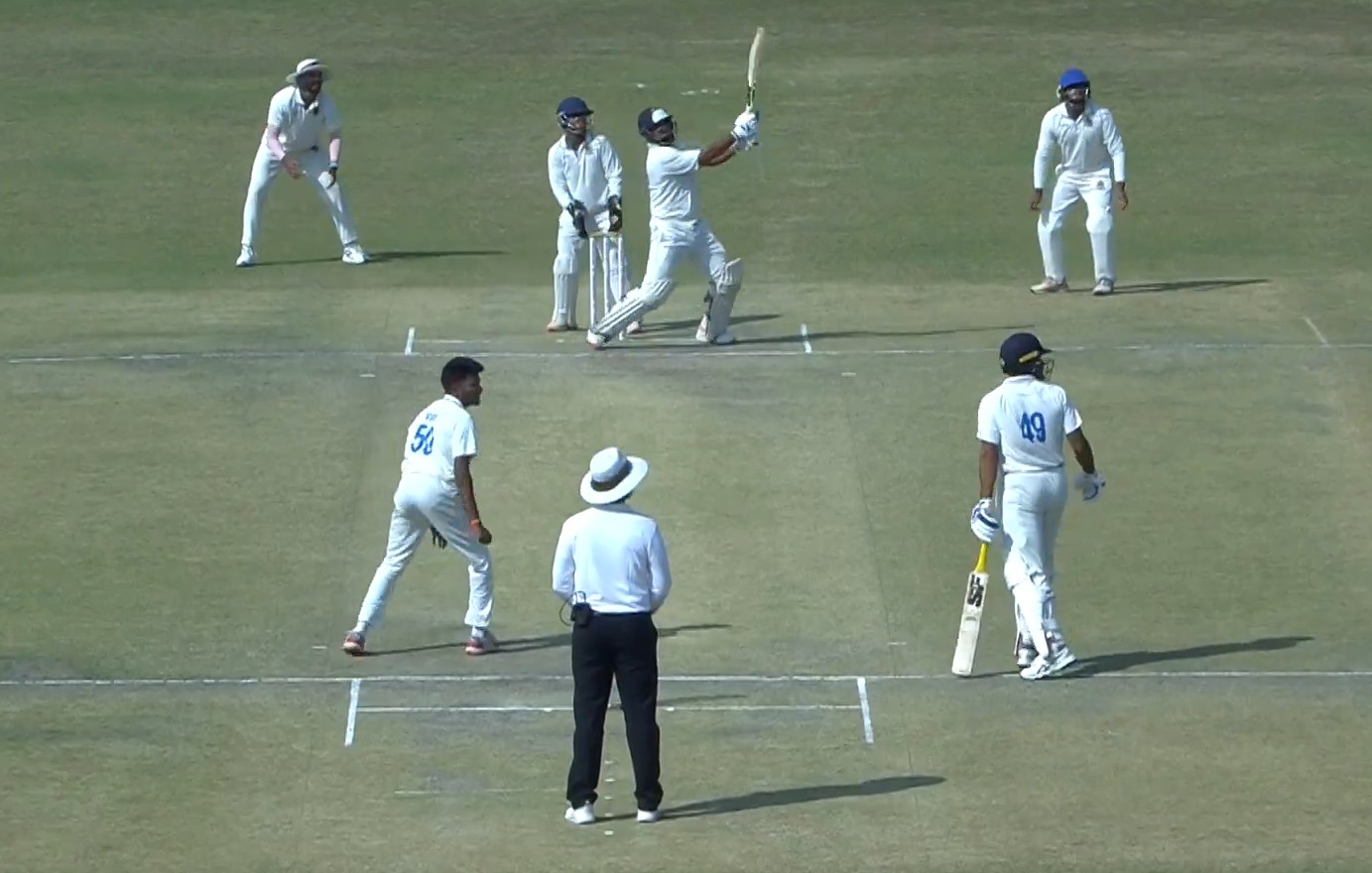 VIDEO: जिस क्रिकेटर को भारतीय टीम दूध में पड़ी मक्खी की तरह कर रहा है नजरअंदाज, उसने बल्ले से मचाया कोहराम