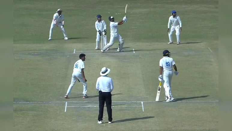 VIDEO: जिस क्रिकेटर को भारतीय टीम दूध में पड़ी मक्खी की तरह कर रहा है नजरअंदाज, उसने बल्ले से मचाया कोहराम