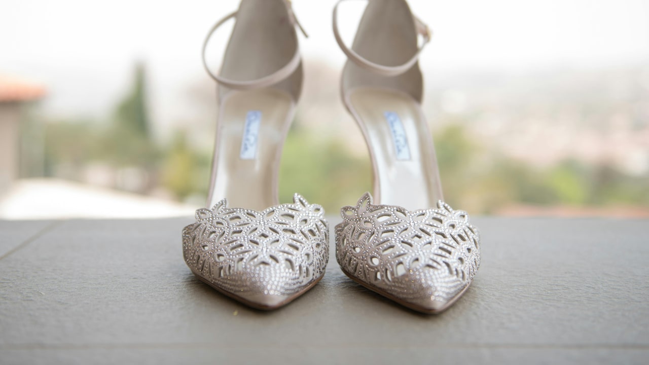 How To Pick The Best Wedding Footwear If You Hate To Wear Heels; Check These Flats, Juttis And Wedges.