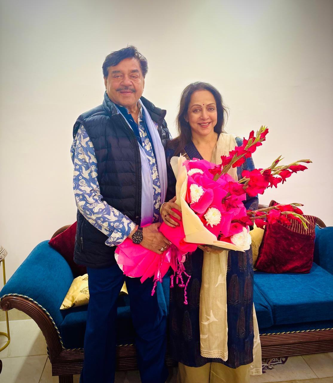 धर्मेंद्र के जाने के बाद हेमा मालिनी के नए घर पहुंचे शत्रुघ्न सिन्हा, शेयर की फोटो, लोगों की दीवार पर टिक गई नजर