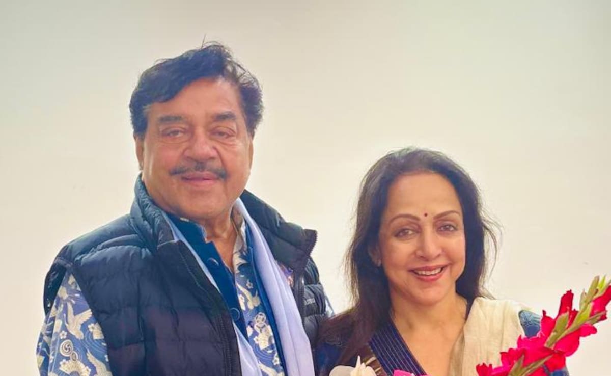 धर्मेंद्र के जाने के बाद हेमा मालिनी के नए घर पहुंचे शत्रुघ्न सिन्हा, शेयर की फोटो, लोगों की दीवार पर टिकी नजर