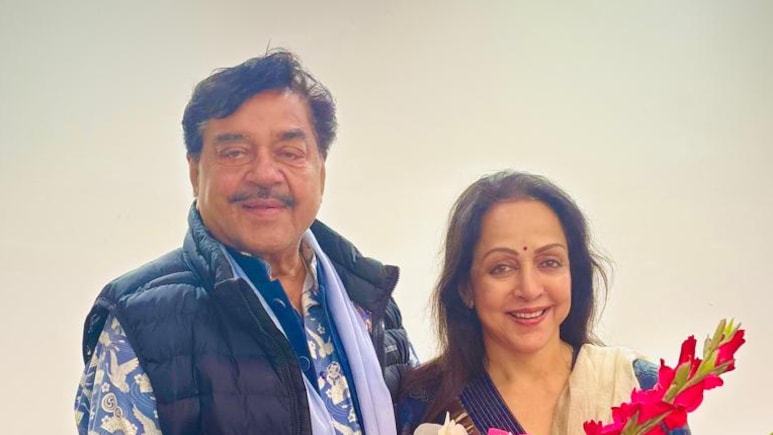 धर्मेंद्र के जाने के बाद हेमा मालिनी के नए घर पहुंचे शत्रुघ्न सिन्हा, शेयर की फोटो, लोगों की दीवार पर टिक गई नजर