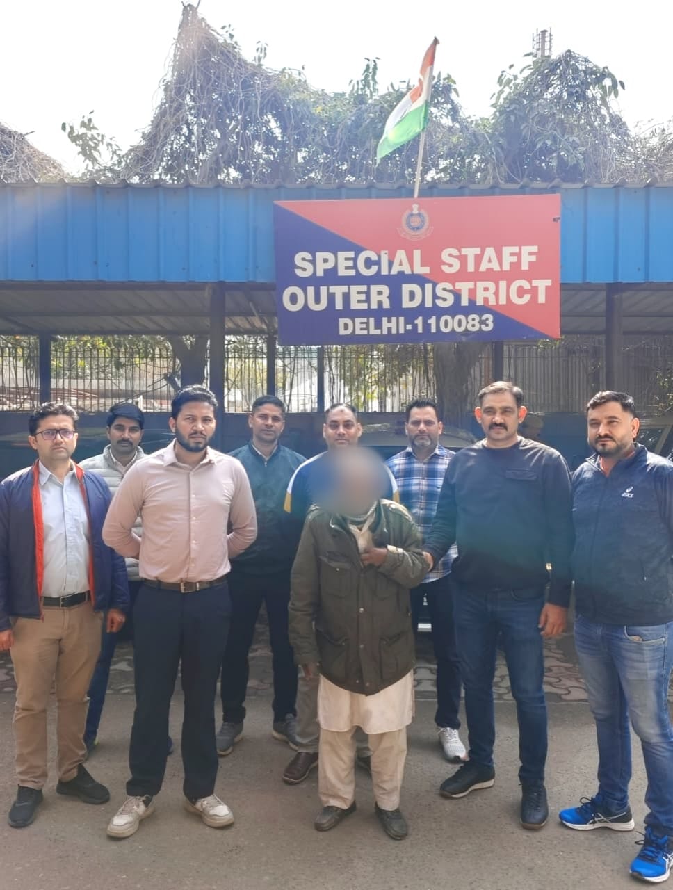 Delhi: पीरगढ़ी तिहरे हत्याकांड में स्वयंभू 'बाबा' गिरफ्तार 2 Baba', Seen Sitting In Delhi Car With 3 Who Died By Suicide, Arrested