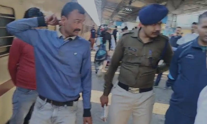 प्लेटफॉर्म पर छानबीन में जुटे जवान. प्लेटफॉर्म पर छानबीन में जुटे जवान.