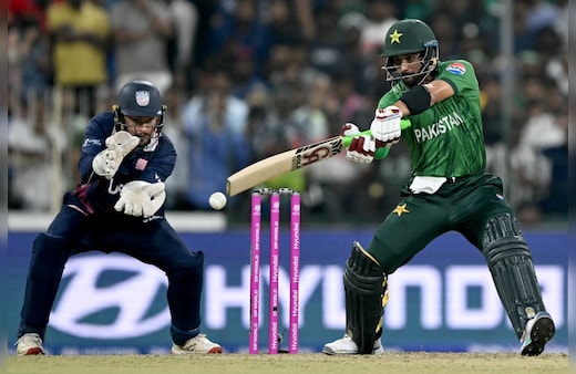 Pakistan vs USA LIVE Score:  पाकिस्तान को लगा तीसरा झटका, बाबर आजम 46 रन बनाकर लौटे पवेलियन