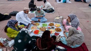 Ramadan 2026 Iftar Time: आज कितने बजे खुलेगा रोज़ा? जानें दिल्ली समेत कई शहरों में इफ्तार का सही समय