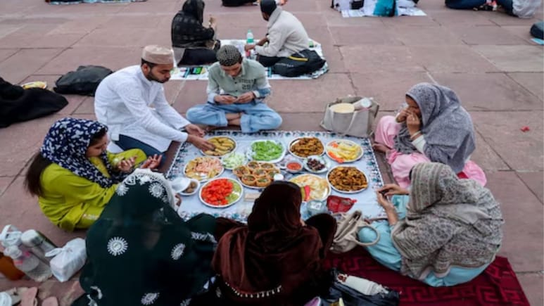 Ramadan 2026 Iftar Time: आज कितने बजे खुलेगा रोज़ा? जानें दिल्ली समेत कई शहरों में इफ्तार का सही समय