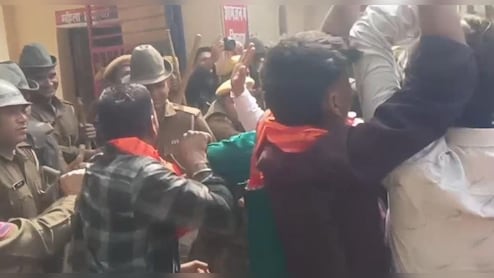 बूंदी में गौ तस्करी को लेकर नैनवा थाने में हंगामा, हिंदू संगठनों और पुलिस के बीच झड़प