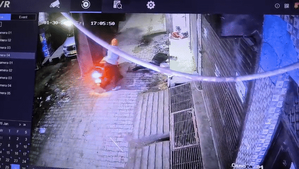 दिल्&zwj;ली में इंसानियत हुई शर्मसार, मदद नहीं की, दर्द से तड़पते शख्&zwj;स की जेब से मोबाइल ले उड़े लड़के