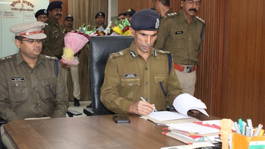 Bhopal New Police Commissioner: नए पुलिस कमिश्नर संजय कुमार ने संभाली कमान,  जानिए कौन है ये IPS अधिकारी | New Bhopal Police Commissioner Sanjay Kumar  Takes Charge Focus on Crime Control and