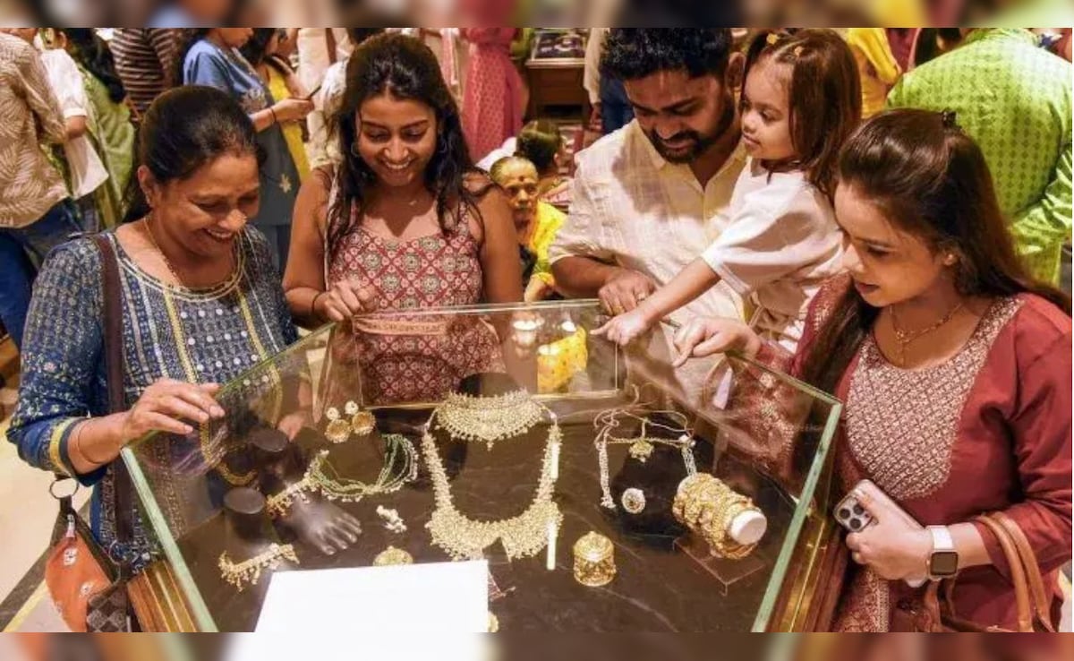 चांदी में आई सुनामी तेजी, एक ही दिन में 15 हजार से ज्यादा महंगी हुई सिल्वर, अब आगे क्या?