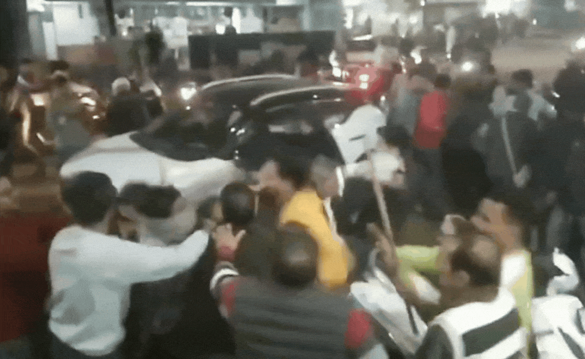 VIDEO: पार्किंग को लेकर बीच सड़क पर दे दनादन, महिलाएं और बुजुर्ग भी नहीं रहे पीछे, देखें वायरल वीडियो