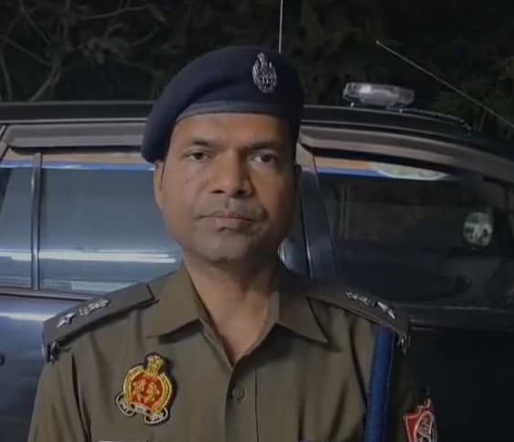 मानवेंद्र सिंह हत्या मामले की जानकारी देते पुलिस अधिकारी. मानवेंद्र सिंह हत्या मामले की जानकारी देते पुलिस अधिकारी.