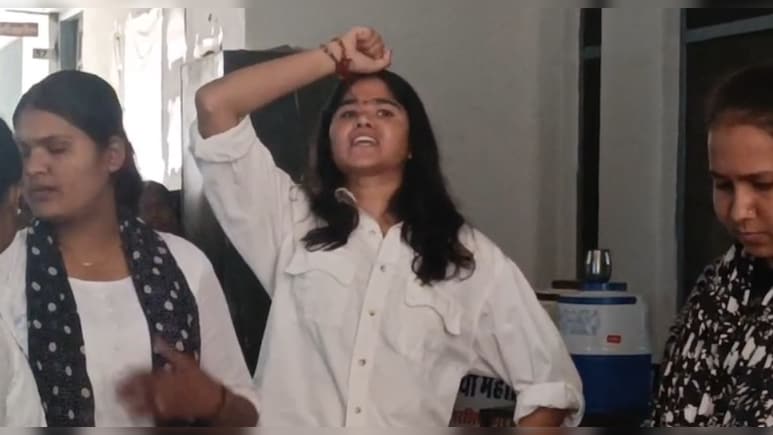 मीरा गर्ल्स कॉलेज में छात्राओं का हंगामा, प्रिस&zwj;िंपल को कमरे में बंद कर लगाया ताला&nbsp;