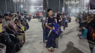 घर जाने के लिए ऐसा इंतजार! होली से पहले सूरत के रेलवे स्टेशन में जनसैलाब,12-14 घंटे लाइन में लगने को मजबूर यात्री