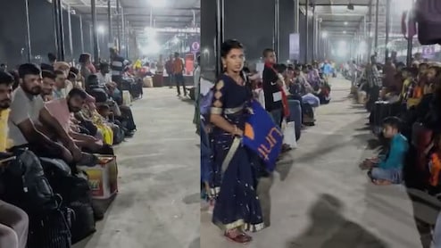 घर के लिए ऐसा इंतजार! सूरत के रेलवे स्टेशन में यूपी-बिहार के यात्रियों का सैलाब, 12-14 घंटे लाइन में लगे