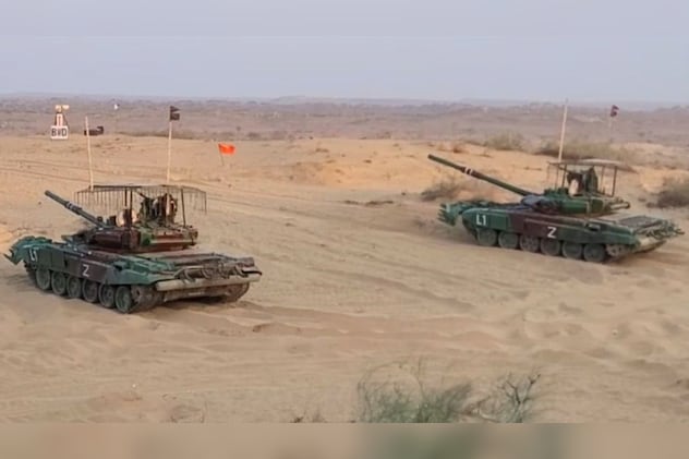 पैराट्रूपर्स ने दुश्मन के काल्पनिक ठिकानों पर सटीक लैंडिंग पैराट्रूपर्स ने दुश्मन के काल्पनिक ठिकानों पर सटीक लैंडिंग