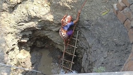 आजादी के 75 साल बाद भी प्&zwj;यास से जूझता गांव, 20 फीट गहरे कुंए में उतरकर गंदा पानी पी रहे ग्रामीण