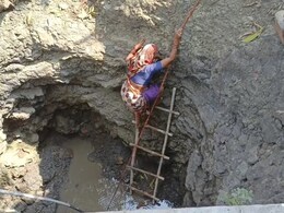 आजादी के 75 साल बाद भी प्&zwj;यास से जूझता गांव, 20 फीट गहरे कुंए में उतरकर गंदा पानी पी रहे ग्रामीण