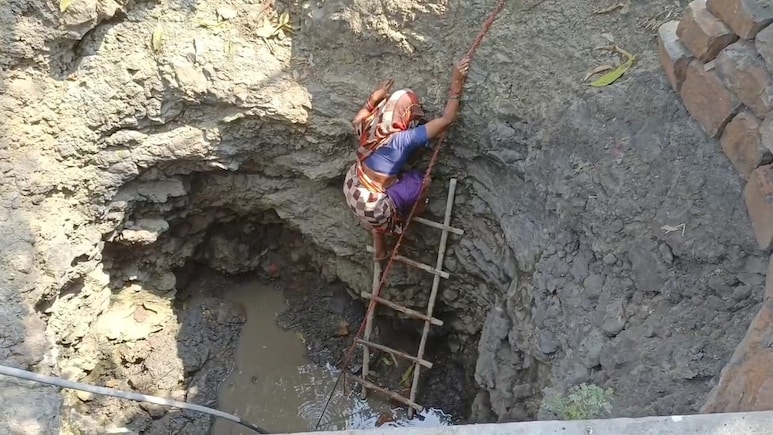 आजादी के 75 साल बाद भी प्&zwj;यास से जूझता गांव, 20 फीट गहरे कुंए में उतरकर गंदा पानी पी रहे ग्रामीण