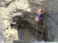 आजादी के 75 साल बाद भी प्&zwj;यास से जूझता गांव, 20 फीट गहरे कुंए में उतरकर गंदा पानी पी रहे ग्रामीण