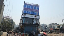 कोटा में बिल्डिंग गिरने के बाद मालिकों में छाया नगर निगम का डर, बिना मशीन अपनी इमारतों पर चला रहे हथौड़ा