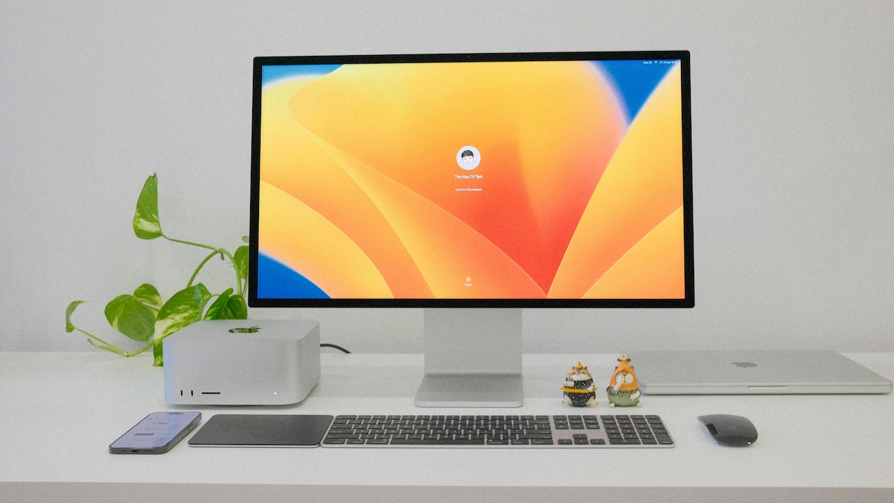 Improve your productivity by making the right choice between a large monitor and an external keyboard