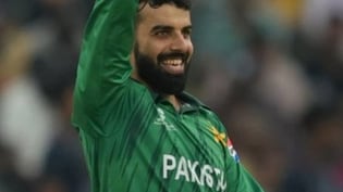 T20 World Cup 2026: भारत से हार के बाद भिड़ने लगे पाकिस्तानी खिलाड़ी,  यूसुफ और आफरीदी पर शादाब ने किया पलटवार