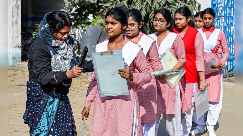 CBSE बोर्ड एग्जाम देने वाले छात्र जान लें क्या है ड्रेस कोड, पेपर वाले दिन क्या पहनने लड़के और लड़कियां