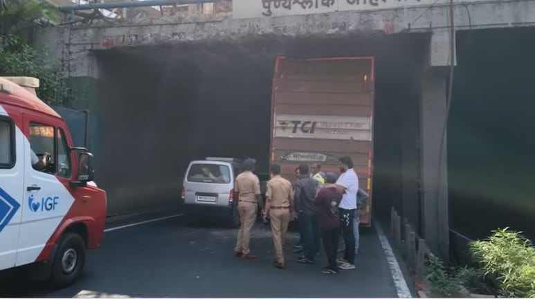 Traffic Issue: मुंबई- पुणे हायवेवर मोठी वाहतूक कोंडी! भलामोठा कंटेनर अडकला, वाहनांच्या रांगा