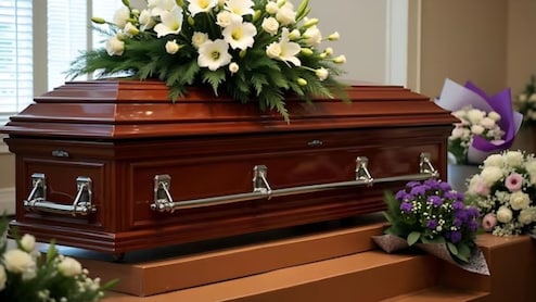 चीनी महिला ने टीचिंग की नौकरी छोड़ी, यूरोप में बेचे ताबूत, 6 मिलियन का कमाया रेवेन्यू