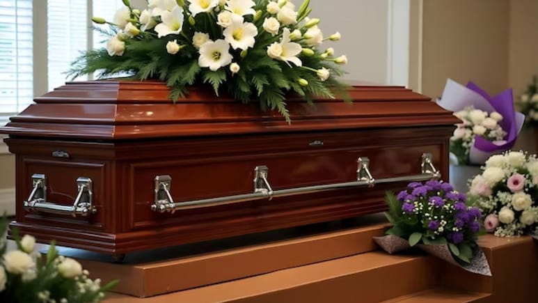 चीनी महिला ने टीचिंग की नौकरी छोड़ी, यूरोप में बेचे ताबूत, 6 मिलियन का कमाया रेवेन्यू