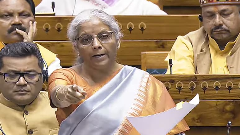 बैंकों की मनमानी पर रोक! अब कस्टमर को इंश्योरेंस लेने पर मजबूर किया तो खैर नहीं, वित्त मंत्री की सख्त चेतावनी