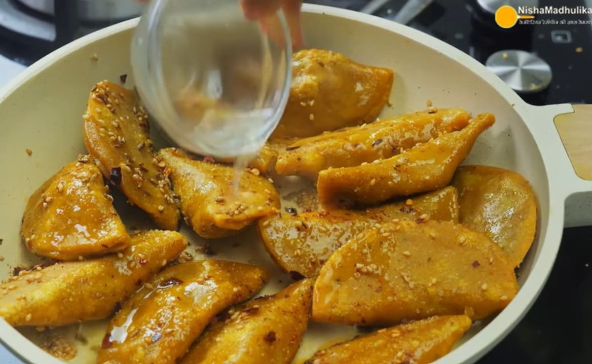 Nisha Madhulika Recipe Video: घर पर बनाएं ताजा मटर की करंजी, नोट करें सुबह के चटपटे नाश्ते की रेसिपी