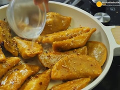 Nisha Madhulika Recipe Video: घर पर बनाएं ताजा मटर की करंजी, नोट करें सुबह के चटपटे नाश्ते की रेसिपी