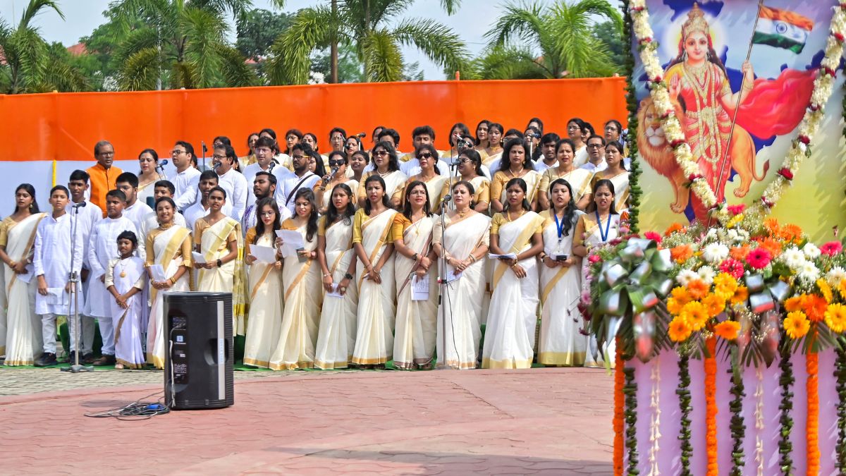 3 मिनट 10 सेकंड के 'वंदे मातरम्' को लेकर UP में क्यों हो रहा है बवाल?