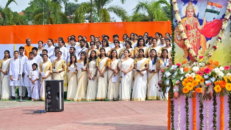 3 मिनट 10 सेकंड के 'वंदे मातरम्' को लेकर UP में क्यों हो रहा है बवाल?