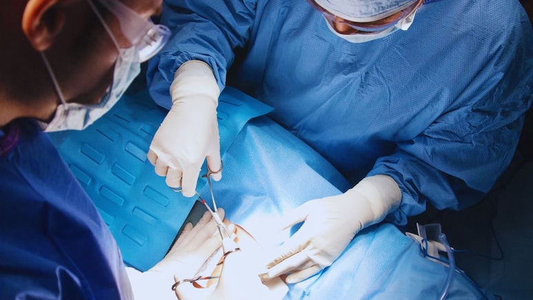 Medical Negligence : 3 हजारात कला शाखेच्या पदवीधराने केलं सिझेरियन, मुलीचा जन्म मात्र आईच्या जीवाशी खेळ