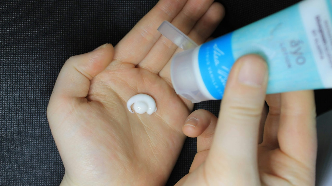 Gel vs Cream Moisturisers in Humid Weather: Which Formula Keeps Skin Fresher and Less Sticky? Gel vs Cream Moisturisers in Humid Weather: Which Formula Keeps Skin Fresher and Less Sticky?