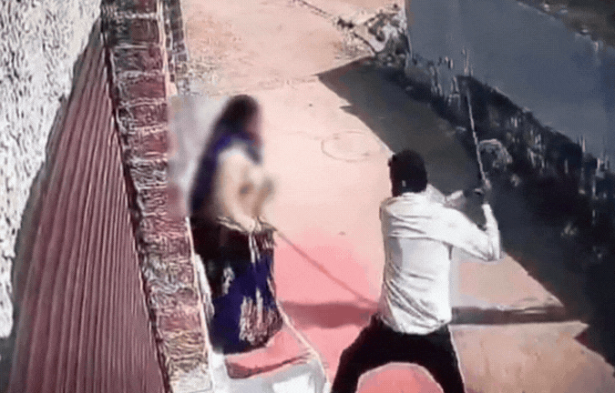 महिला से मारपीट का VIDEO: आरोपी ने डंडे से बेहरमी से पीटा, महिला गंभीर रूप से घायल