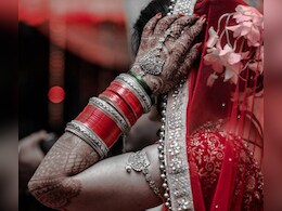 महिला का अजीबोगरीब कारनामा...पहले खुद से की शादी और फिर खुद को ही दे दिया तलाक, नहीं भाया अपना ही साथ!